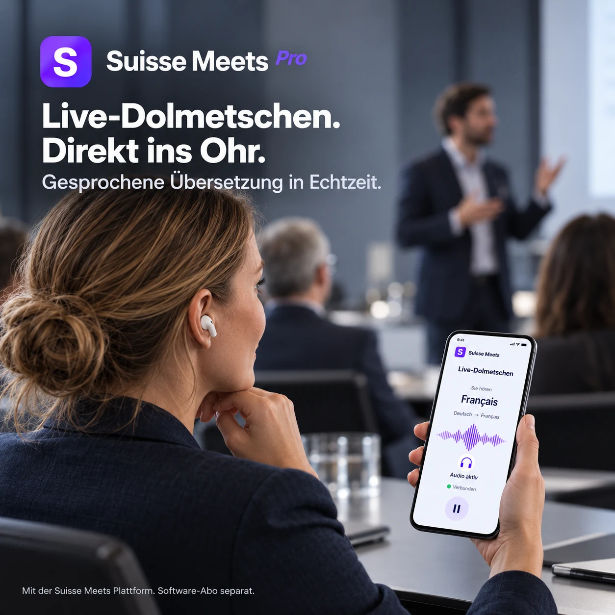 Teilnehmerin hört eine Live-Übersetzung über Kopfhörer und steuert sie am Smartphone